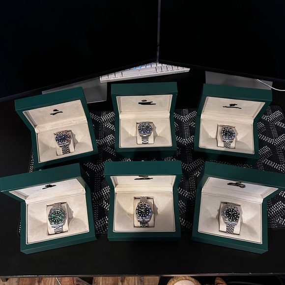 Elegant Silver Watch with Black and Green Dial